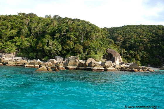 ISOLE PERHENTIAN - Rocce affiorano dal mare turchese