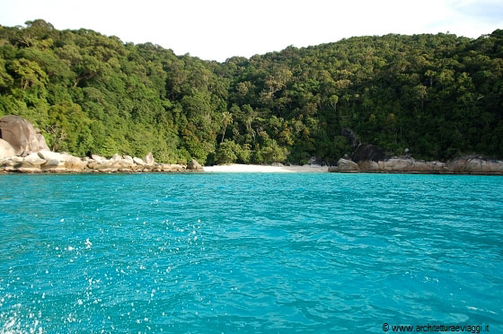 ISOLE PERHENTIAN - La piccola Turtle Beach, non collegata alla grande, è raggiungibile solo a nuoto o in barca