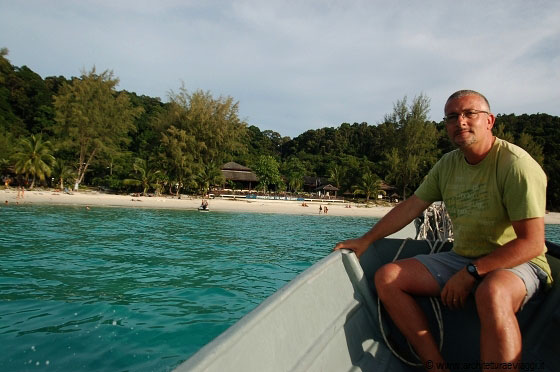ISOLE PERHENTIAN - E' quasi il tramonto e stiamo arrivando alla spiaggia del Perhentian Island Resort dopo la giornata trascorsa alla Turtle Beach