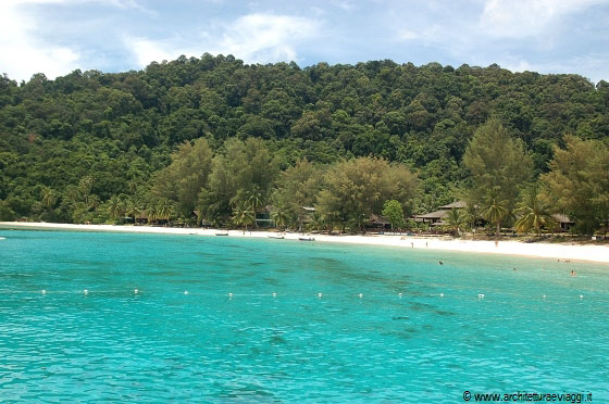 ISOLE PERHENTIAN - Salutiamo un nuovo giorno di sole e mare ammirando la baia antistante il Perhentian Island Resort