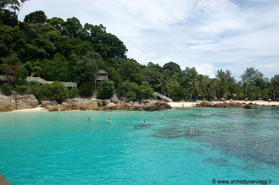 PULAU PERHENTIAN BESAR - Dal taxi d'acqua ammiriamo la splendida baia di fronte al Perhentian Island Resort