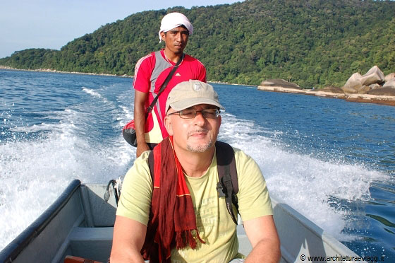 PULAU PERHENTIAN BESAR - Francesco ha paura di scottarsi la testa ed è cauto a mostrare il suo nuovo look alla Yul Brynner