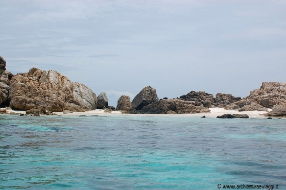 RAWA ISLAND - Snorkelling tra sassi e isolotti disabitati