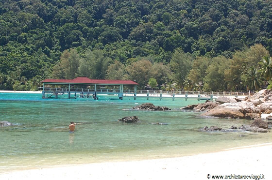 PULAU PERHENTIAN - Ci dirigiamo verso la baia di fronte al Perhentian Island Resort per trascorrere la nostra ultima giornata di mare e sole a Besar