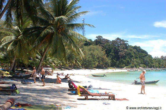 PULAU PERHENTIAN BESAR - La baia a mezzaluna su cui si affaccia il Perhentian Island Resort, il resort più caro ed esclusivo delle due isole