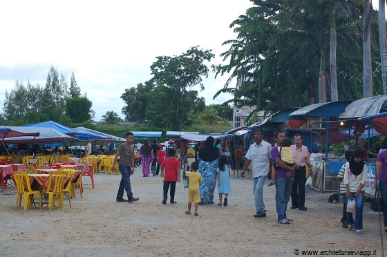 JERTEH - Dalle 17.00 del pomeriggio passiamo il tempo girovagando tra il mercato coperto, la moschea del villaggio e il mercato notturno, in attesa del nostro bus delle 23.00