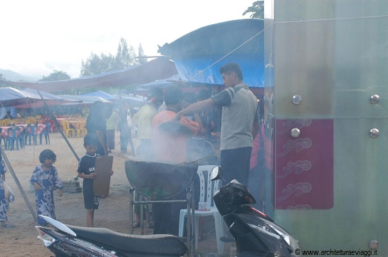 TERENGGANU - Spiedini alla brace al mercato serale di Jerteh