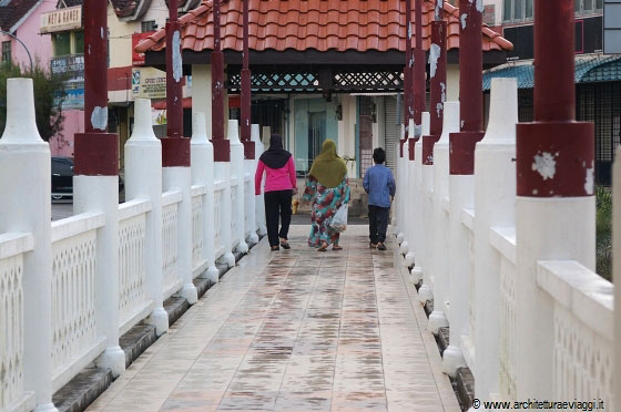 JERTEH - Donne musulmane si allontanano dalla moschea