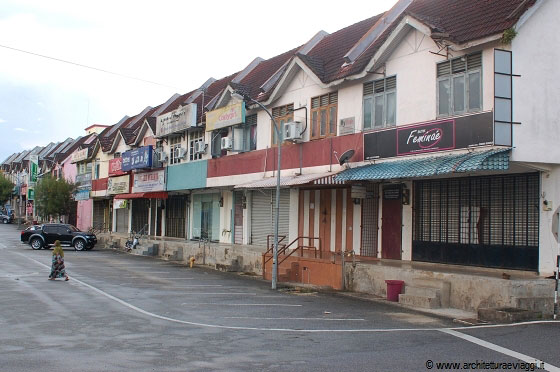 TERENGGANU - Le strade di Jerteh, già alle 18.00 i negozi sono chiusi