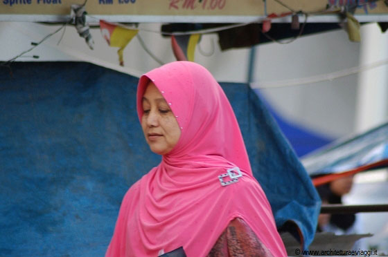 JERTEH - Donne musulmane indossano veli che ricoprono interamente i capelli, il collo, le spalle e il petto e ampi vestiti che coprono braccia e gambe