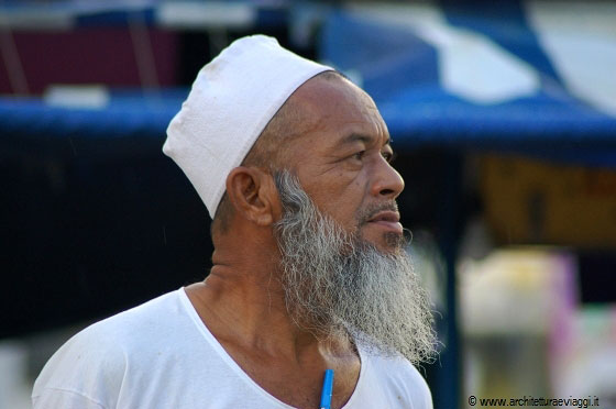 JERTEH - Volti dell'islam al mercato notturno