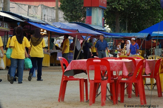JERTEH - Da seduti osserviamo il passaggio e impariamo qualcosa sulle abitudini e gli stili di vita della popolazione locale