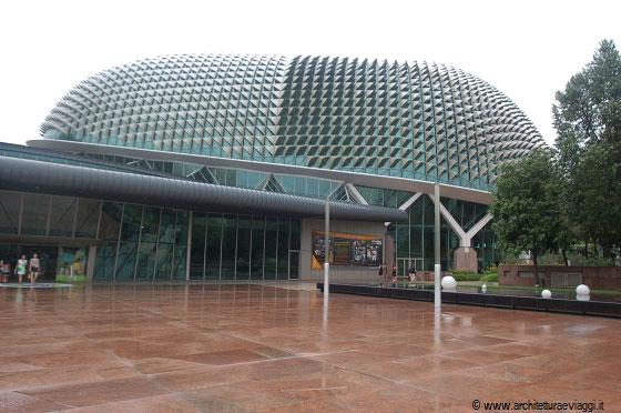 ESPLANADE THEATRE COMPLEX - L'originale copertura dell'Esplanade richiama un durian, il tipico frutto asiatico