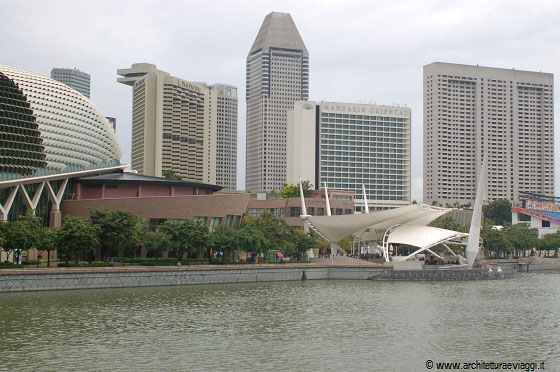 MARINA PROMENADE - Esplanade Outdoor Theatre e sullo sfondo, oltre Raffles Avenue, il Mandarin Oriental Hotel