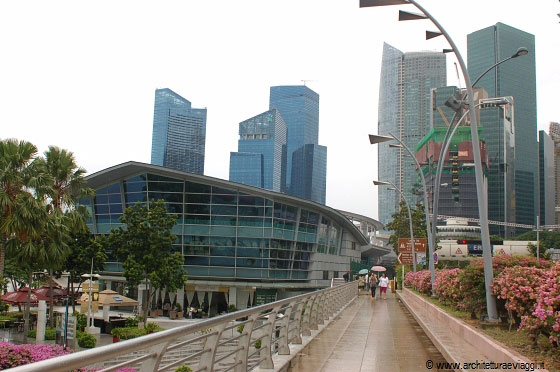 MARINA BAY SANDS - The Sail @ Marina Bay, con il suo profilo curvilineo, è la nuova icona dello skyline di Marina Bay