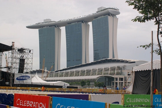 MARINA BAY SANDS - In primo piano l'Expo & Convention Centre e sullo sfondo l'Hotel Towers & Sky Park con le tre torri sovrastate dalla piscina a forma di vascello