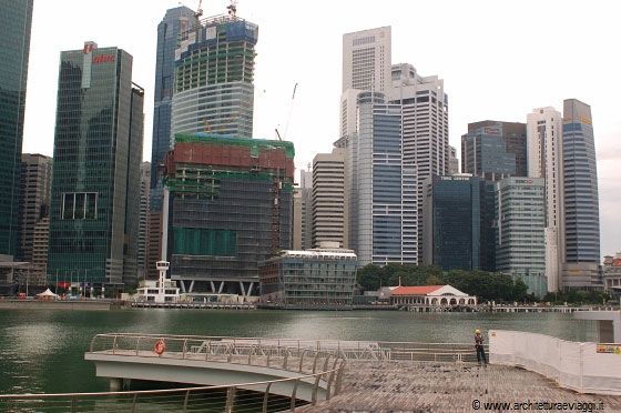 SINGAPORE - Gli alti grattacieli su Raffles Quay e Collyer Quay caratterizzano lo skyline su Marina Bay