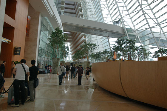 MARINA BAY SANDS - La hall dell'hotel con ristorazione 