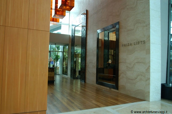 MARINA BAY SANDS - Eleganti e raffinati materiali di rivestimento per la hall dell'hotel