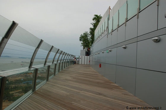 MARINA BAY SANDS - Pagati 20 S$ siamo saliti sul tetto dell'hotel, la grande barca che caratterizza la parte terminale dell'edificio