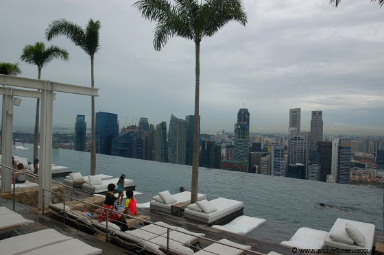 MARINA BAY SANDS - Dalla piscina Infinity, adagiata sul tetto dello Sky Park, splendida vista su Marina Bay e il Colonial District