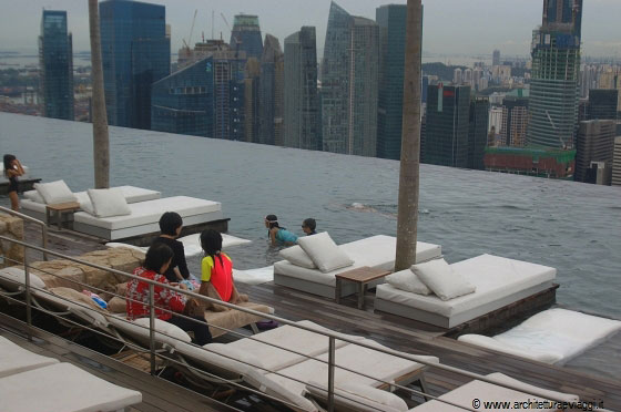 MARINA BAY SANDS - Adagiata sul tetto dell'hotel questa straordinaria piscina dal design 