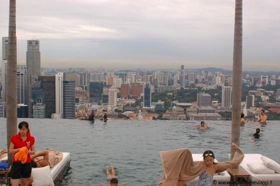 MARINA BAY SANDS - Effetto caduta per l'acqua di questa piscina al 55° piano apparentemente priva di parapetti