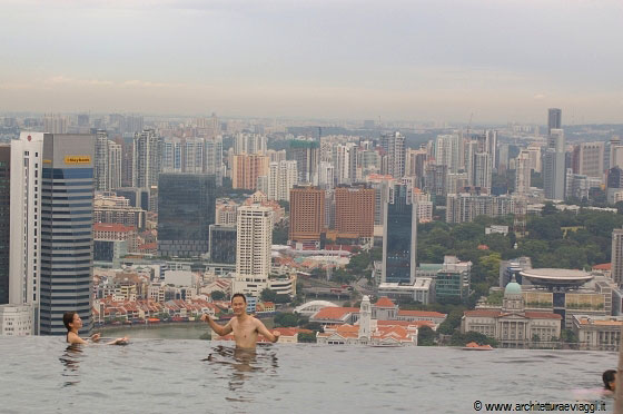 SKYPARK SANDS - Gli asiatici amano stare a mollo in acqua e chiaccherare