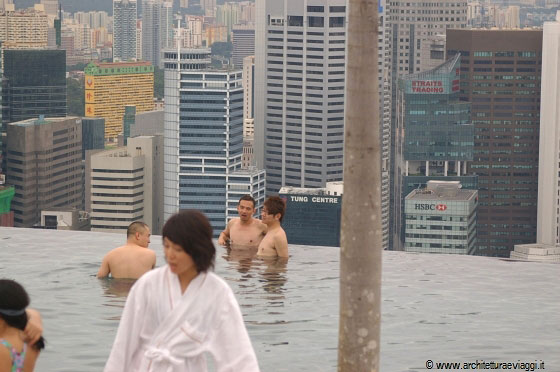 MARINA BAY SANDS - E' bello nuotare sul tetto di un grattacielo