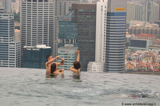 MARINA BAY SANDS - Lo Skypark è un avveniristico parco giochi che poggia su tre grattacieli a 200 metri di altezza