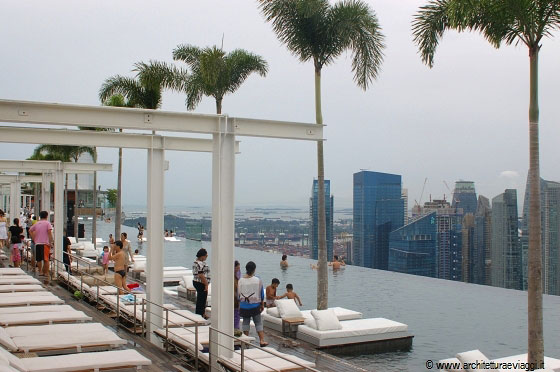 MARINA BAY SANDS - Una piscina al 55° piano che sembra sospesa nel vuoto