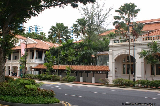 COLONIAL DISTRICT - Percorriamo Bras Basah Road e ci lasciamo alla destra il Raffles Hotel, una vera istituzione a Singapore