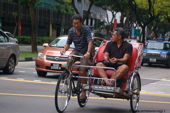 SINGAPORE - Pedalare in mezzo al traffico della città 