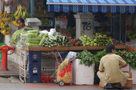 SINGAPORE - Il quartiere di Little India è molto animato il fine settimana