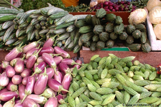 SINGAPORE - Prodotti agricoli, spezie, e ninnoli vari traboccano fin sulla strada nel vivace quartiere di Little India