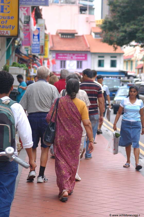 LITTLE INDIA - E' sabato mattina e il quartiere è vivace e frequentato 