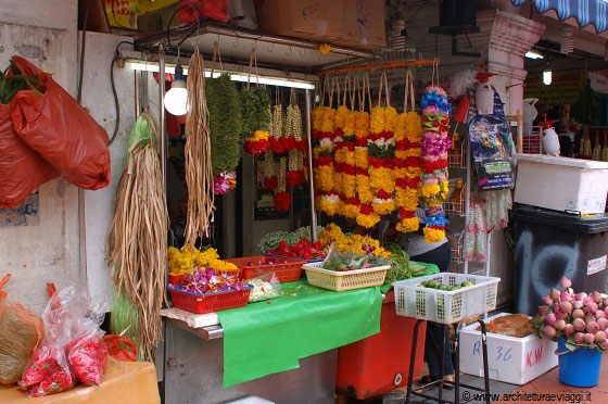 SINGAPORE - Ancora doni per cerimonie in vendita alle bancarelle di Little India