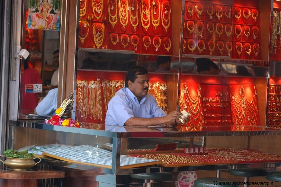 SINGAPORE - Una gioielleria nel vivace quartiere di Little India