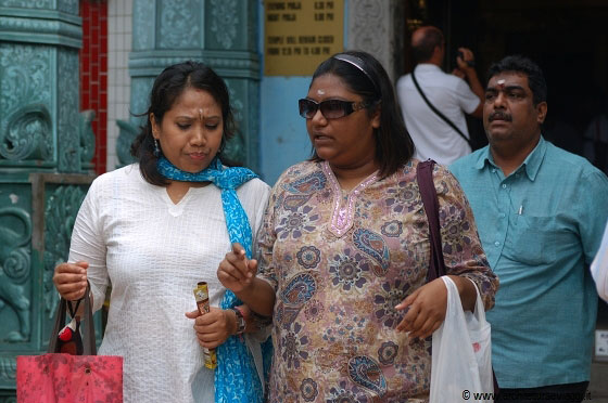 SRI VEERAMAKALIAMMAN TEMPLE - Fuori dal tempio notiamo una grande animazione 