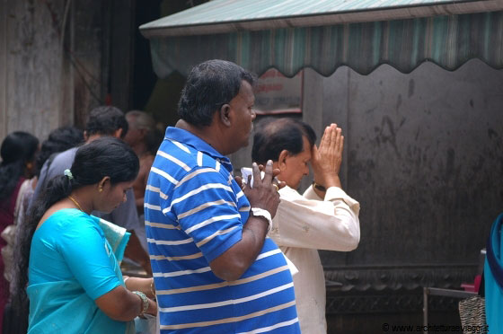 SRI VEERAMAKALIAMMAN TEMPLE - Gli induisti si raccolgono in preghiera intorno alle loro divinità