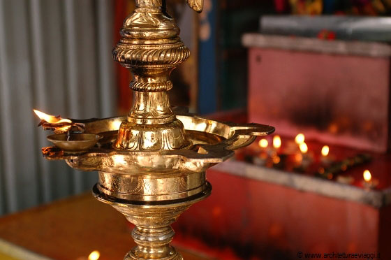 SRI VEERAMAKALIAMMAN TEMPLE - Il fuoco e le offerte