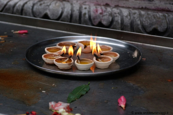 SRI VEERAMAKALIAMMAN TEMPLE - La magia delle candele