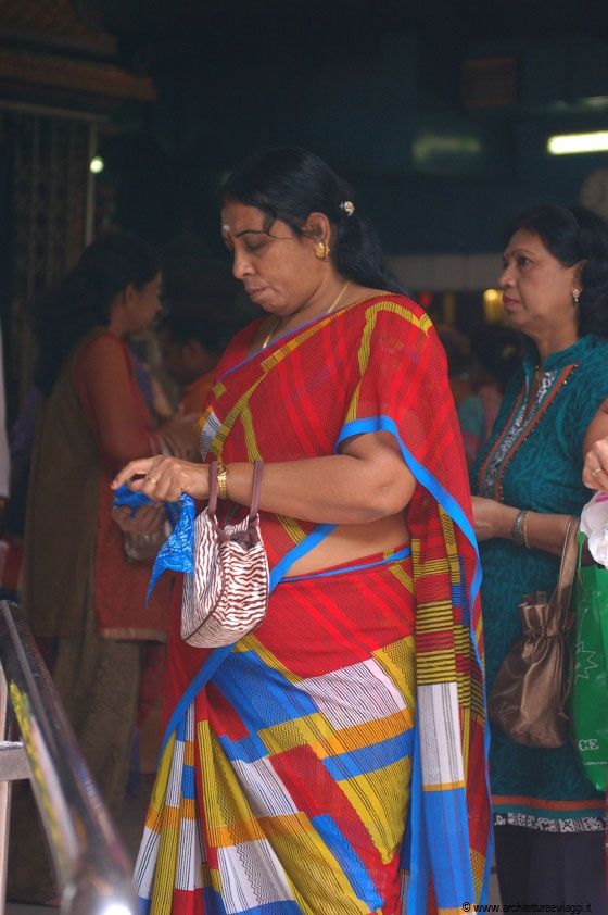 SRI VEERAMAKALIAMMAN TEMPLE - La cerimonia del sabato mattina è molto sentita dai fedeli induisti
