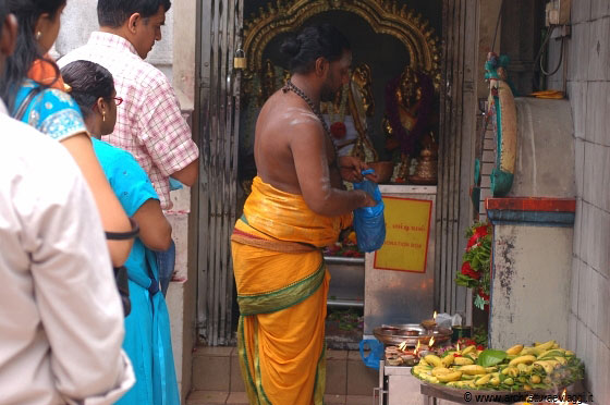 SRI VEERAMAKALIAMMAN TEMPLE - Offerte votive e fedeli induisti raccolti in preghiera
