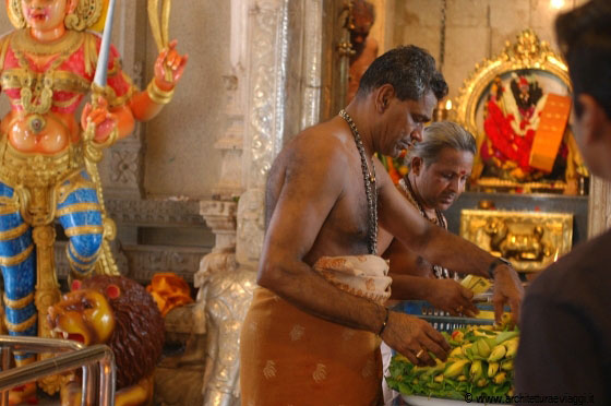 LITTLE INDIA - Parvati, Shakti, Kali: denominazioni diverse di princìpi divini femminili, simbolo di potenza e capacità di dominio sulla vita e la morte