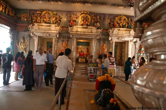 LITTLE INDIA - Il coloratissimo tempio Sri Veeramakaliamman fu costruito nel 1855 da operai provenienti dal Bengala, dove il culto della dea Kali è molto radicato