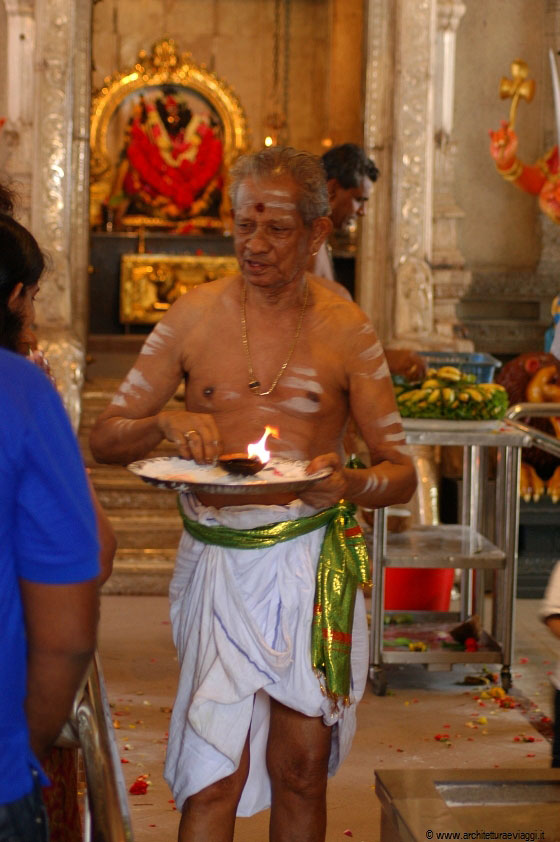 SRI VEERAMAKALIAMMAN TEMPLE - L'induismo prevede tre pratiche: la puja (adorazione), la cremazione dei defunti e le norme che regolano il sistema delle caste