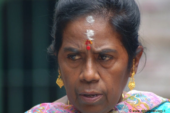 SRI VEERAMAKALIAMMAN TEMPLE - Una donna indiana indossa il bindi 