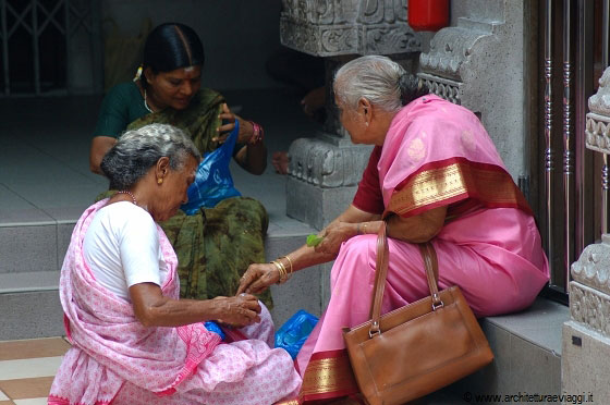 SRI VEERAMAKALIAMMAN TEMPLE - Donne al tempio