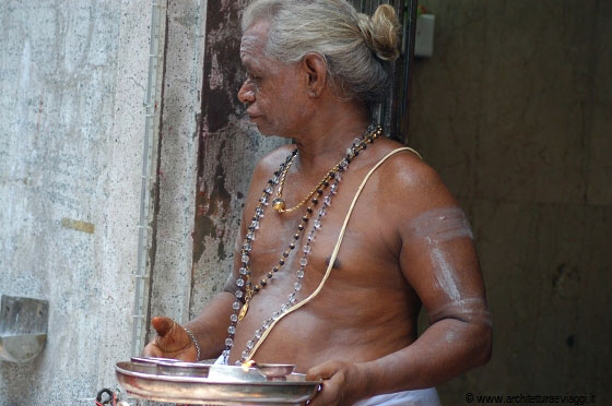 LITTLE INDIA - Un bramino allo Sri Veeramakaliamman Temple